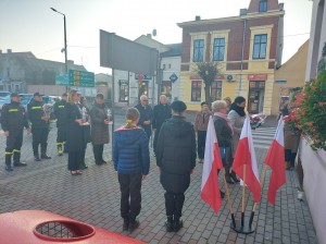 zĹoĹźenie kwiatĂłw z okazji ĹwiÄta NiepodlegĹoĹci
