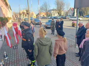 zĹoĹźenie kwiatĂłw z okazji ĹwiÄta NiepodlegĹoĹci