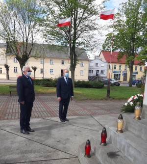 skĹadanie wieĹca pod pomnikiem