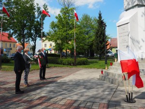 delegacja przed pomnikiem